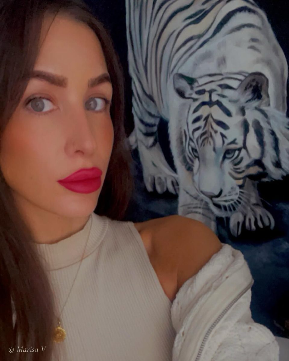 Marisa V devant sa toile KaiZen, un tigre blanc sur fond de nuit.