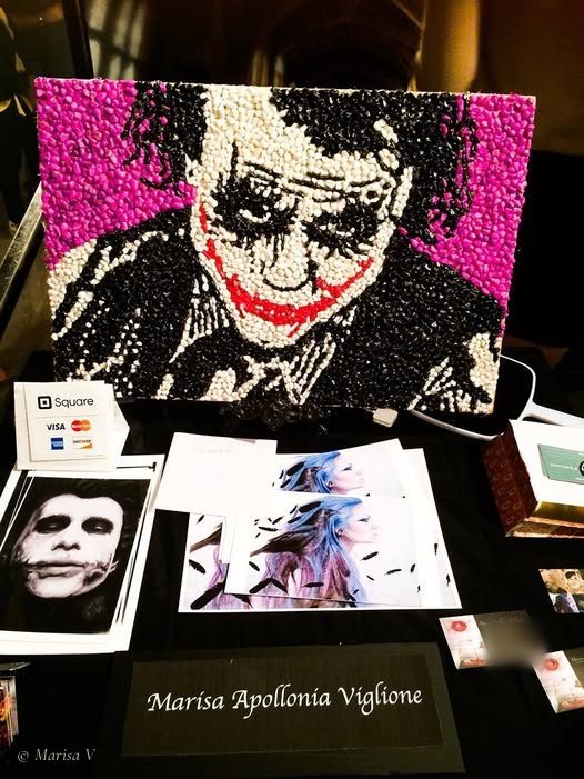 Un portrait en mosaïque exposé à RAW Artists en 2015, avec des reproductions et sa carte au nom de Marisa Apollonia Viglione.