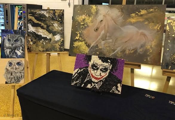 D’autres toiles sur chevalets au Tour d’Italie, en 2018 : un cheval blanc dans l’or, deux hiboux et un portrait en mosaïque posé sur la table.