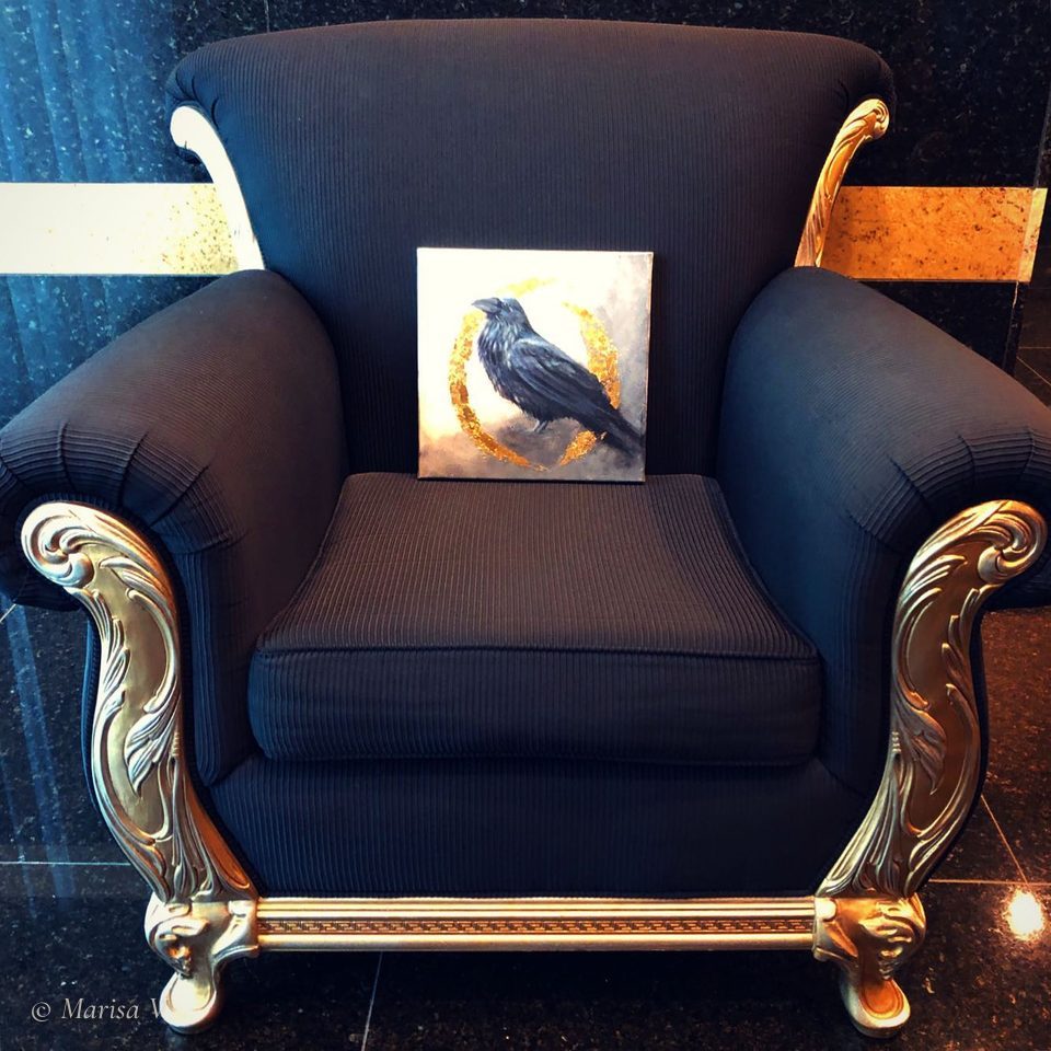 Corbeau au cercle d’or : mise en scène sur un fauteuil doré