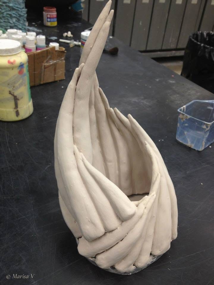 Vase calla : avant la cuisson : l’argile modelée à la main.
