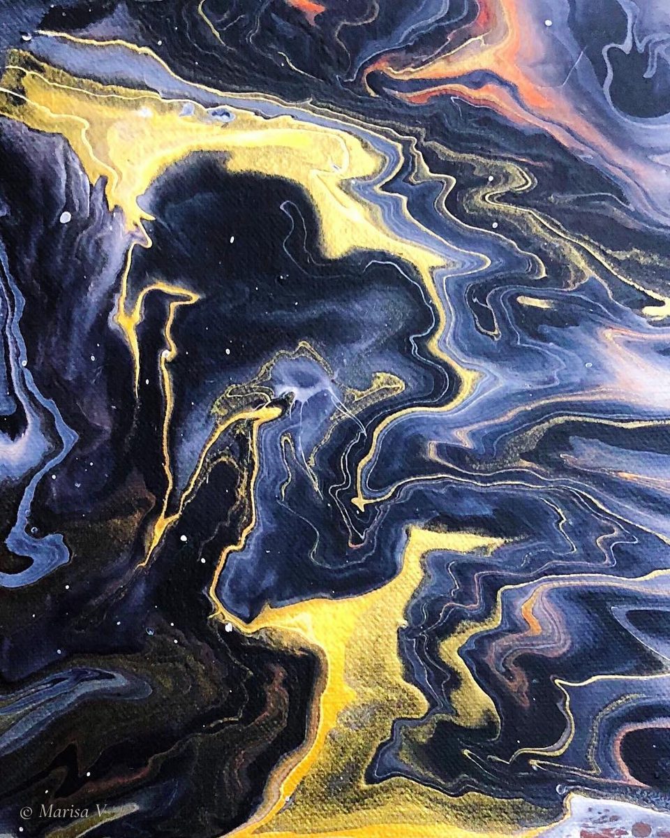 Peinture abstraite coulée aux courants bleu nuit et noirs, veinée d’or et de cuivre, parsemée de points blancs.