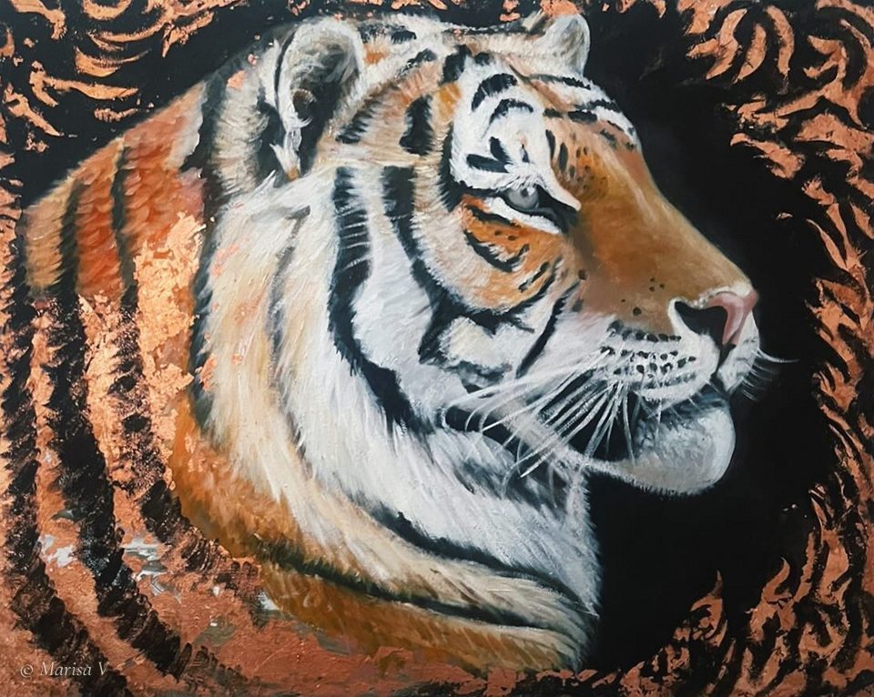 Peinture d’une tête de tigre orangé de profil vers la droite, sur fond noir, encadrée de tourbillons de feuille de cuivre.